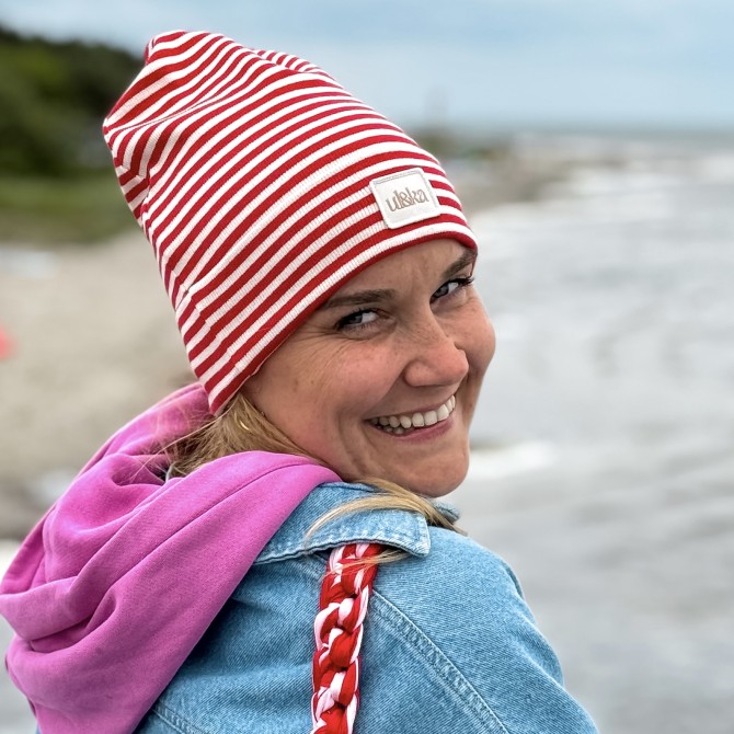 GIRL BEANIE WITH TUB RED STRIPES LINE